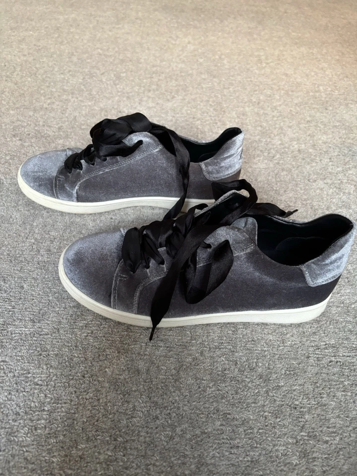 Women’s size 8 Sam Edelman gray velvet sneakers with black ribbon laces - Image 2 of 4