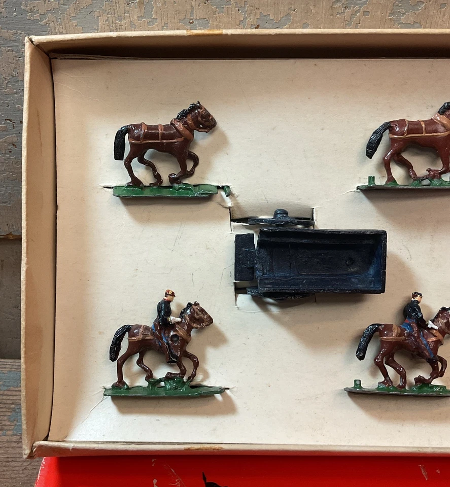 S.A.E. ¿Modelo esculpido? Las figuras son diferentes de la etiqueta de la caja, como se encontró Foto 2 de 4