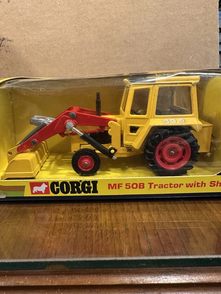VINTAGE CORGI TOYS 54 MASSEY FERGUSON MF50B TRACTOR SHOVEL IN ORIGINAL BOX 1973 - Image 4 of 4