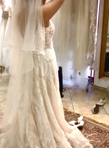 Ivory Italian-Made Lace Wedding Dress in Size 12 and Excellent Condition - Picture 2 of 6
