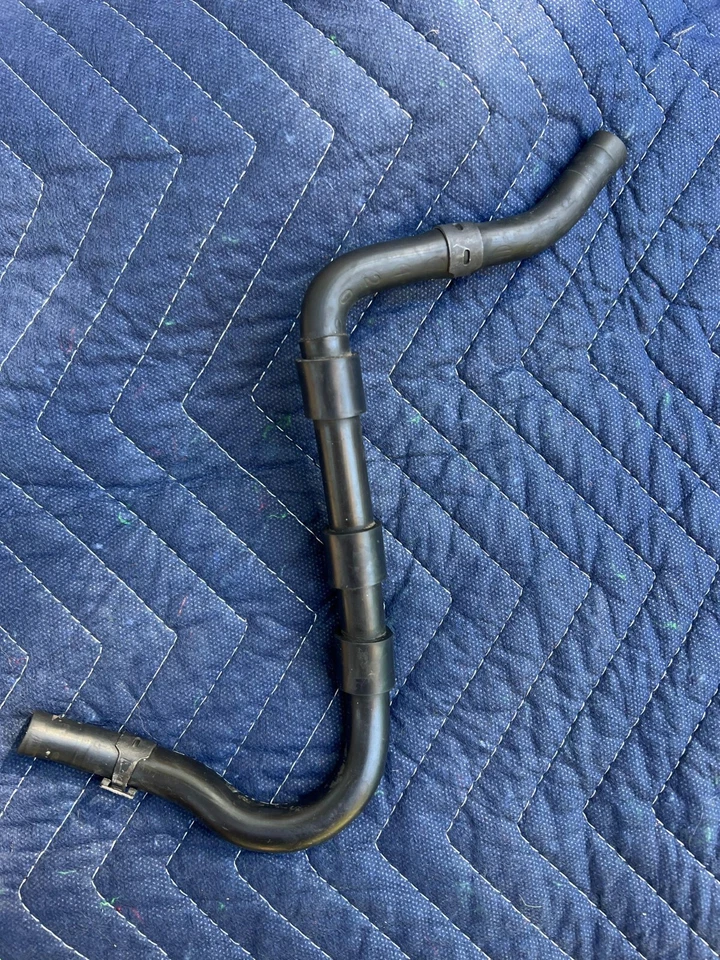 Manguera de desbordamiento de refrigerante del motor VW OEM 1K0122447HQ Volkswagen Jetta MK6 Foto 3 de 4