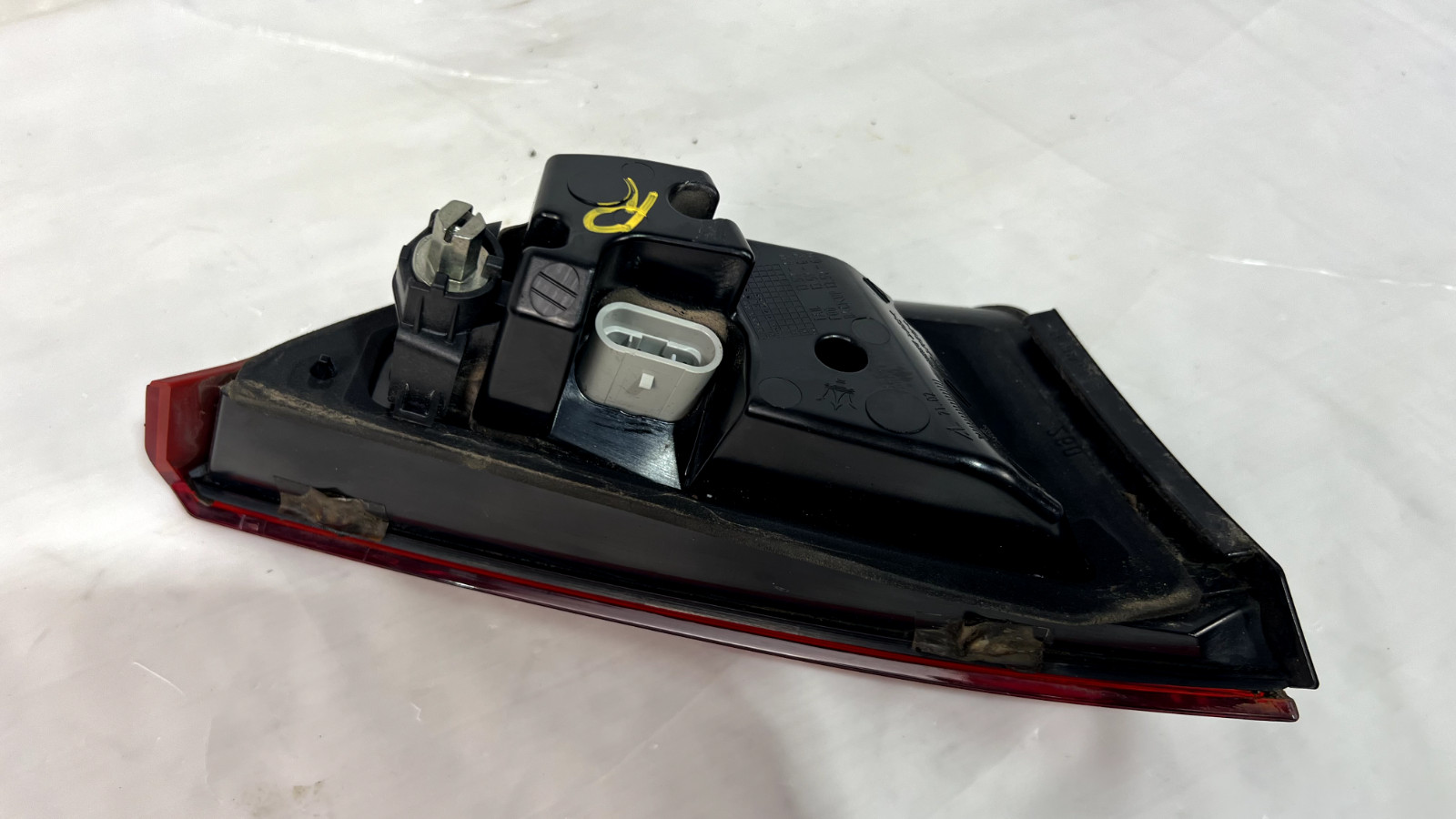 2014-2017 MASERATI QUATTROPORTE RIGHT INNER TAIL BRAKE LIGHT OEM 670009228