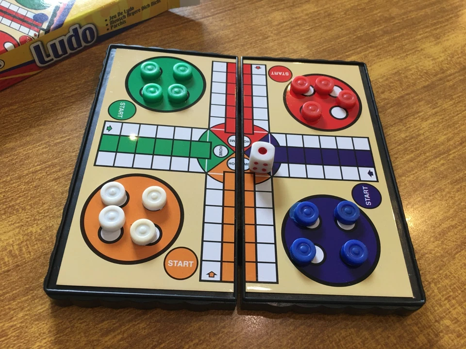 Set of 2 magnetic mini travel games BACKGAMMON LUDO - Image 4 of 4