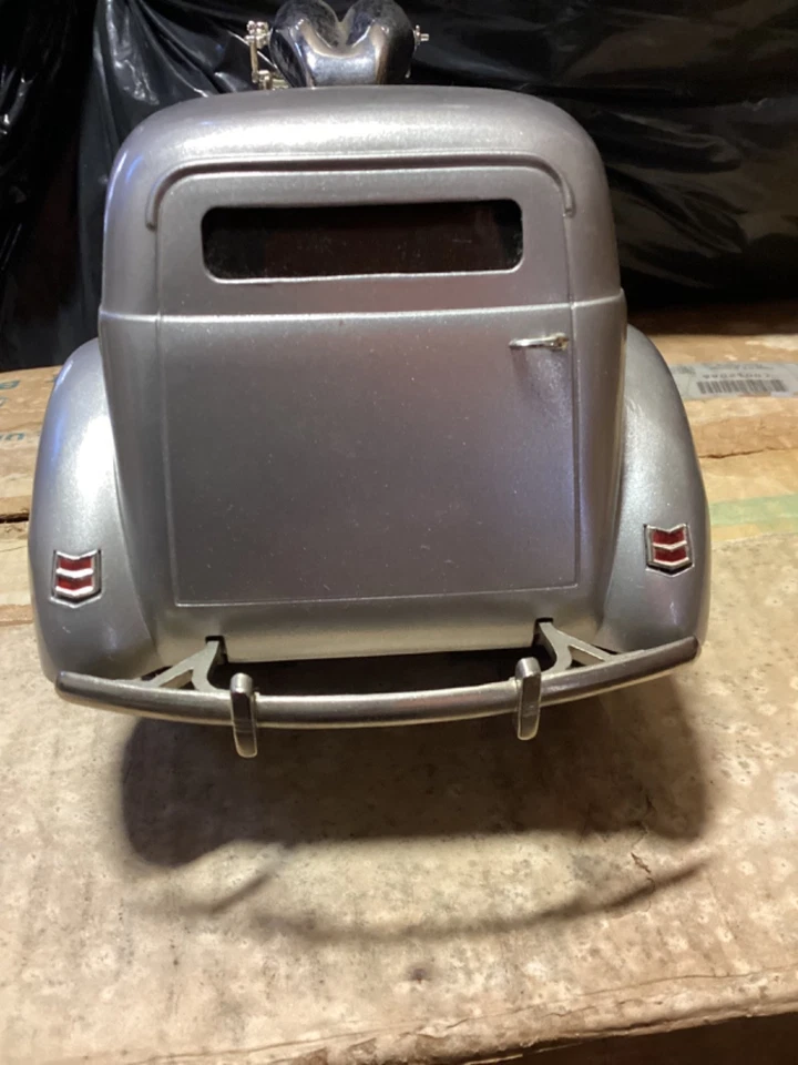 Muscle Machines 40 Ford Panel Wagon pro touring 1:18 Custom Streetrod slammed - Image 4 of 4