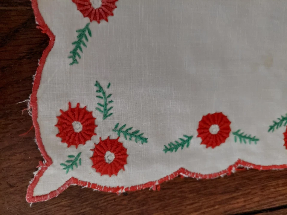 Napperon vintage lin blanc brodé 21 cm - Photo 2/2