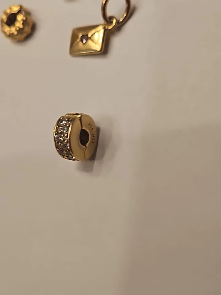 Dijes de pulsera de oro Pandora Foto 3 de 4