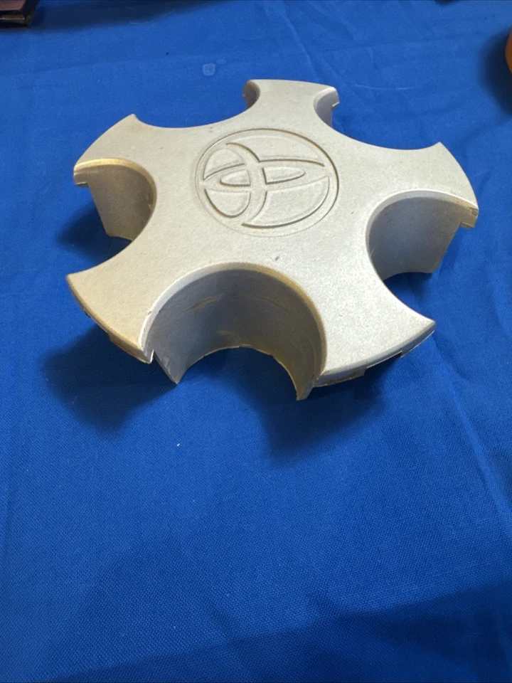 Центральный колпак колеса 1997-00 Toyota RAV4. Деталь No 69369/69371 03 - Изображение 3 из 4