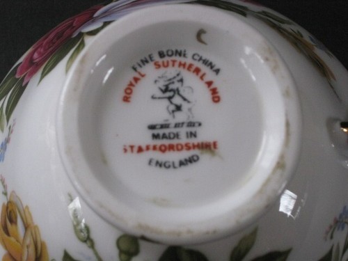 Vintage Royal Sutherland Roses Fine Bone China Teacup and Saucer Set - Picture 14 of 15