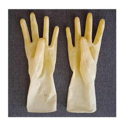 Stark gebrauchte Damen Latex OP Handschuhe Gummihandschuhe aus Stall 