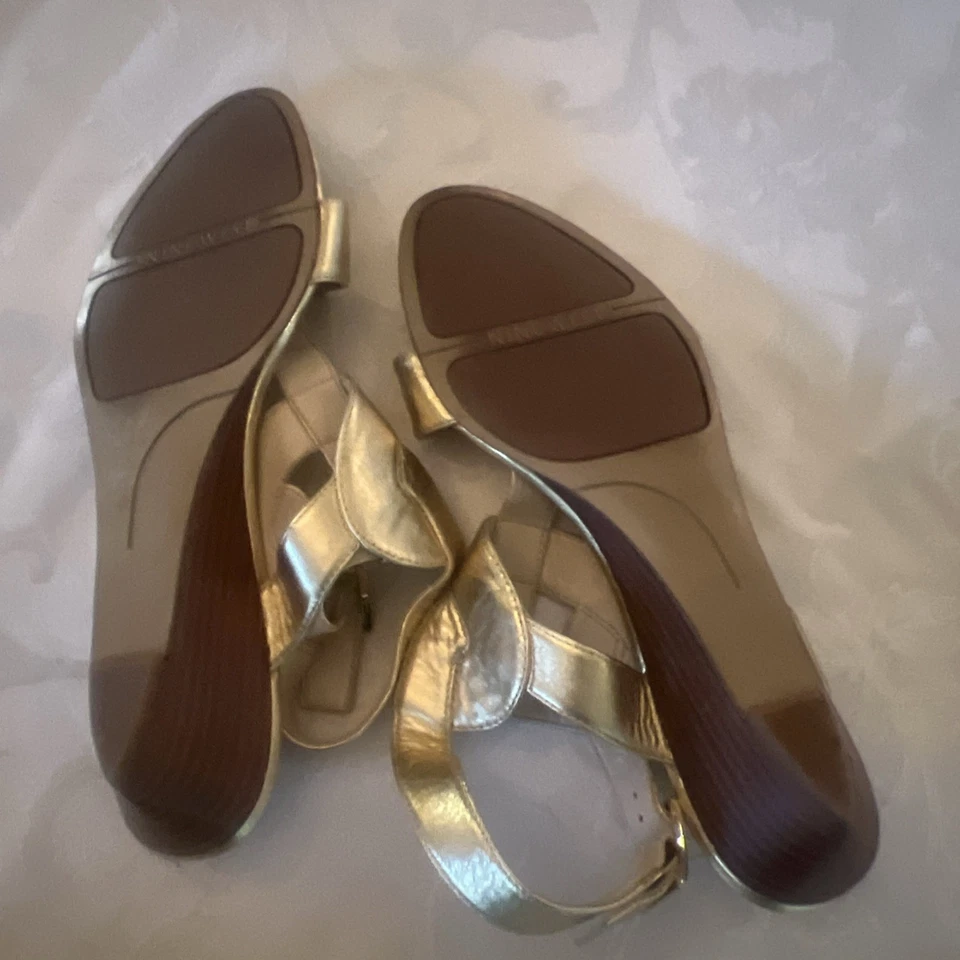 Sandalias de cuña de cuero dorado Nine West para mujer talla 9 Foto 4 de 4