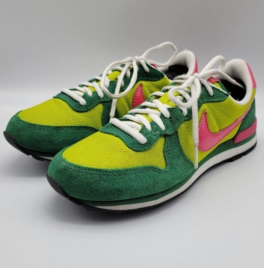 green nike internationalist