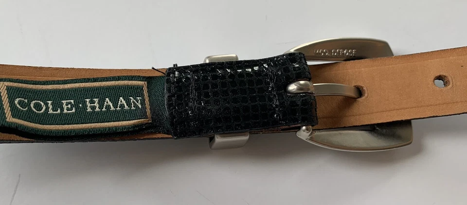 Cinturón negro Cole Haan para mujer talla 26-28 cuero genuino hecho en EE. UU. aspecto de piel de serpiente Foto 3 de 4