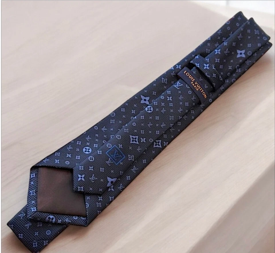 Louis Vuitton 领带丝绸 100% ,lv 花押字领带,深蓝色 Lv 领带  — 第 4/4 张图片