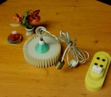 2 lampy + 2 rośliny doniczkowe do pokoju dla lalek, lata 60/70., wtyczka, kabel, listwa wtyczkowa