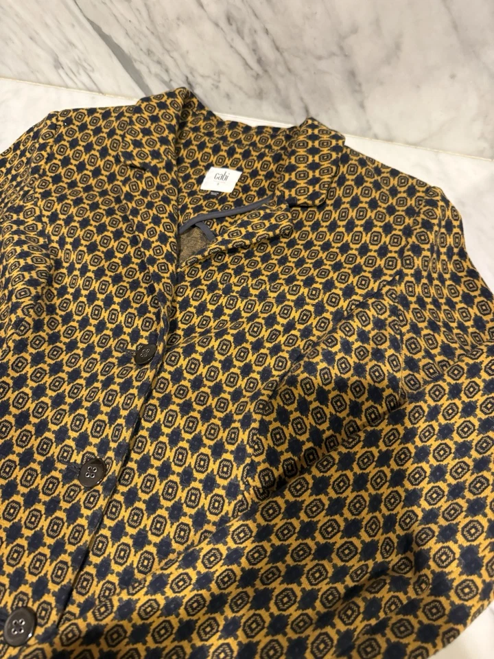 Chaqueta Blazer Cabi Destacada Medallion Pequeña 3372 Mostaza Azul Marino Kensington Mod Foto 2 de 4