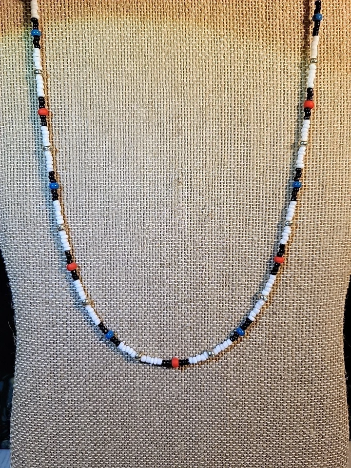 Gargantilla Boho Summer Surfer roja, blanca, azul y plateada con cuentas 22,5 pulgadas Foto 4 de 4