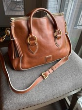 Borsa a tracolla Dooney & Bourke fiorentina in pelle con nappe cuore linguetta castagno