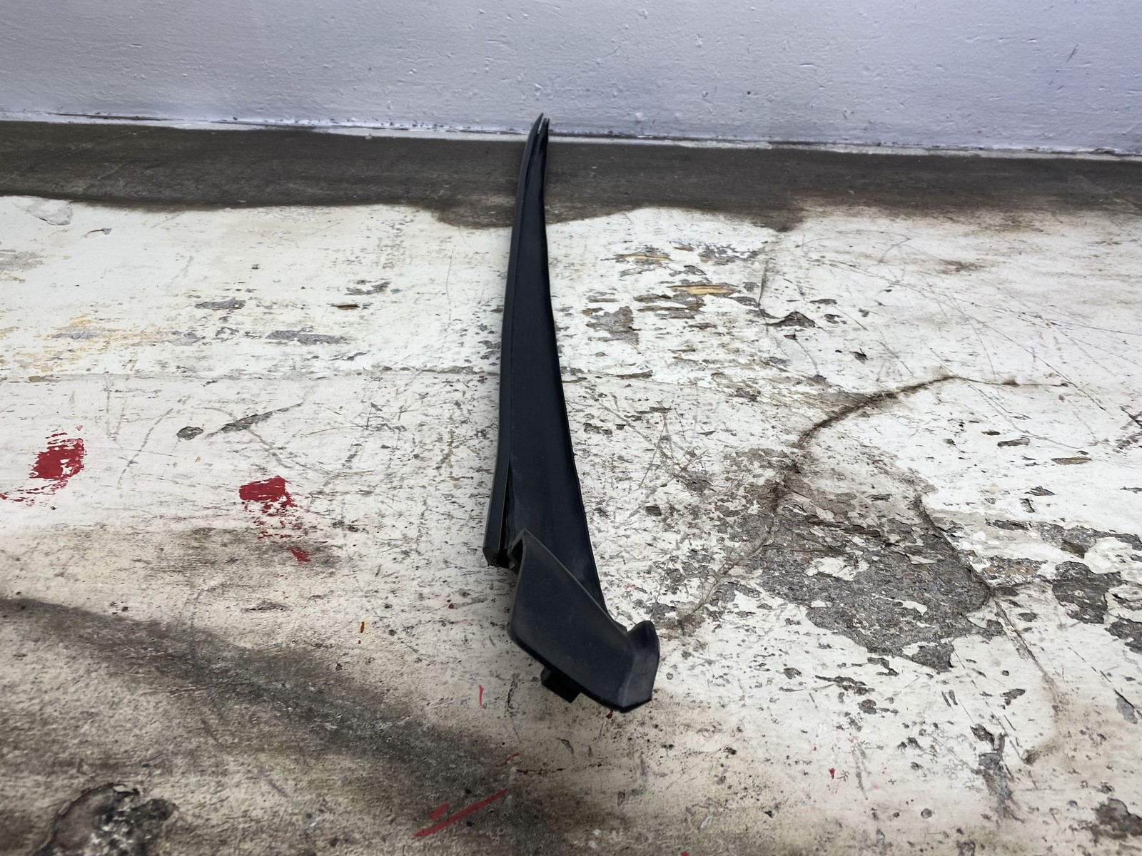 2010-2020 BENTLEY MULSANNE FRONT RIGHT WINDSHIELD A PILLAR BODY TRIM DRIP SEAL