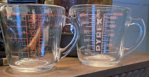 (2) Vintage PYREX 516 2-Cup Measuring Cups D-Handle All Caps Red Lettering