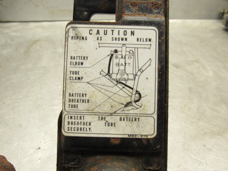 1984 Honda VF700F Interceptor Caixa de Bateria Bandeja 50320-MB2-000 - Imagem 3 de 4