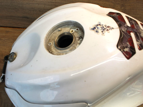 12 2012 Suzuki GSXR750 WHITE GAS TANK FUEL CELL PETROL RESERVOIR - Picture 4 of 11