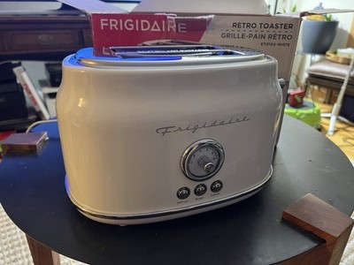 Frigidaire ETO102WHITE, 2 Slice Toaster, Retro Style, Wide Slot for Bread,