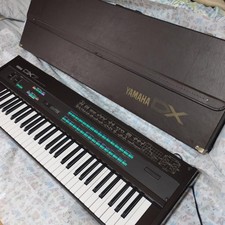 YAMAHA DX7 FM DIGITAL SYNTHESIZER WITH ORIGINAL SEMI HARD CASE MIDI TESTED