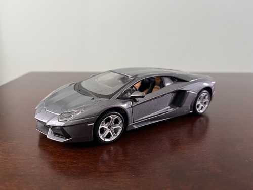 Lamborghini Aventador LP700-4 Maisto Diecast Model Scale 1:24 Gray