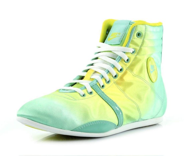 nike hijack mid womens trainers