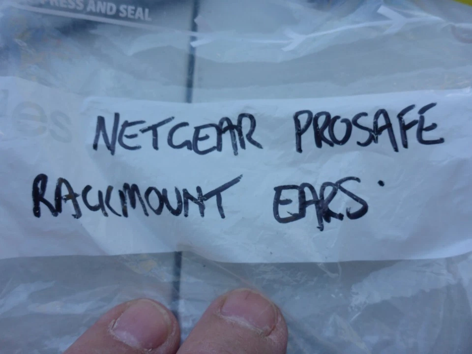 AU SELLER ORIG NETGEAR PROSAFE Rack Mount kit W/ 2X EAR BRACKETS + 8 SCREWS - Image 2 of 4