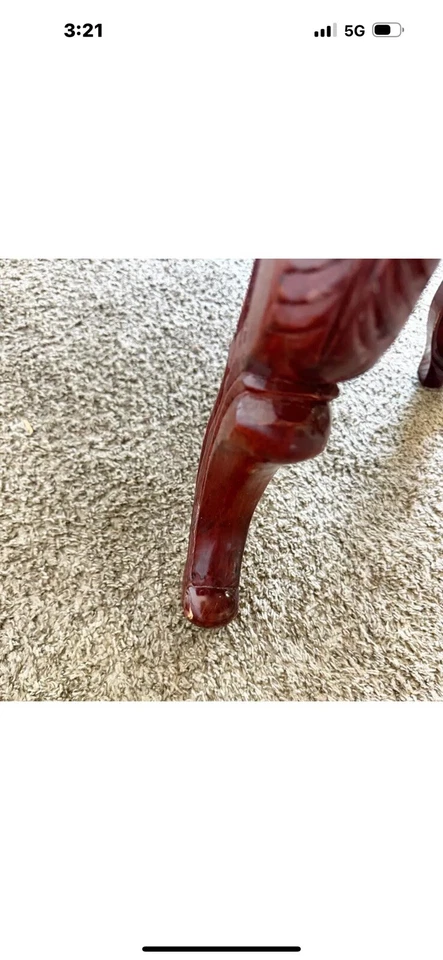 Mesa de centro ovalada china de palo de rosa tallada a mano con tapa de mármol rosa Foto 4 de 4