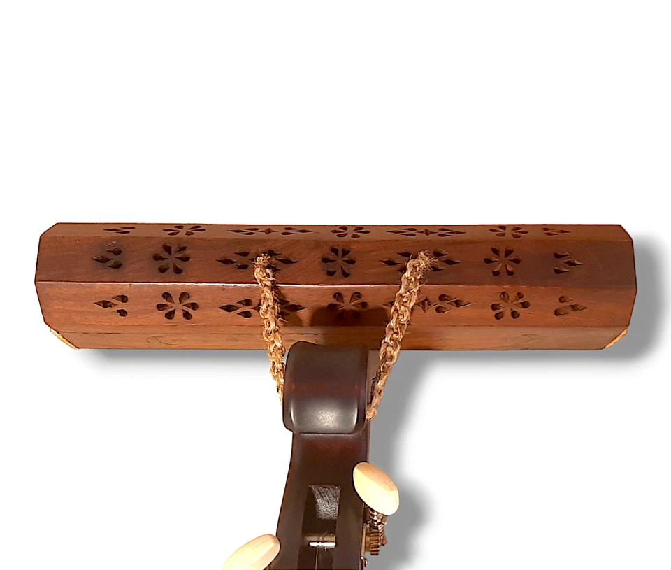 Melodia sospesa: supporto da parete per dulcimer e violino - Immagine 2 di 2