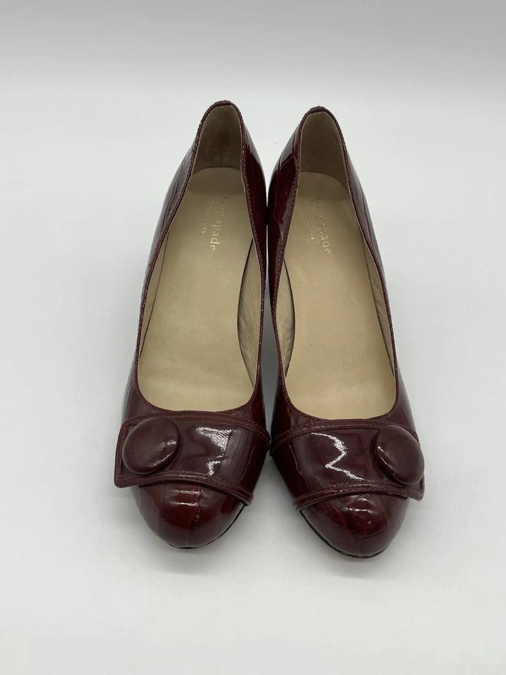 Zapatos informales Kate Spade para mujer 6M borgoña cocodrilo charol tacón de salón. Foto 3 de 4