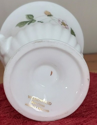 Wedgwood Wild Strawberry Small Vase - Picture 2 of 2