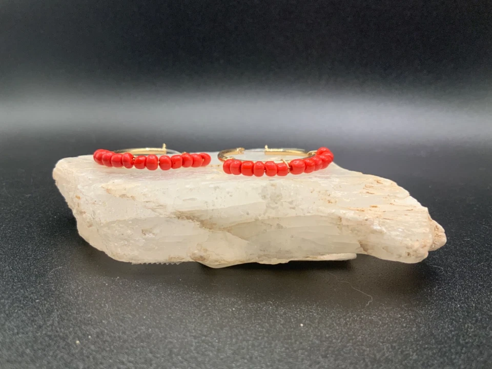 Pendientes de aro colgantes circulares tono dorado con cuentas de acento de coral rojo elegantes Foto 3 de 4