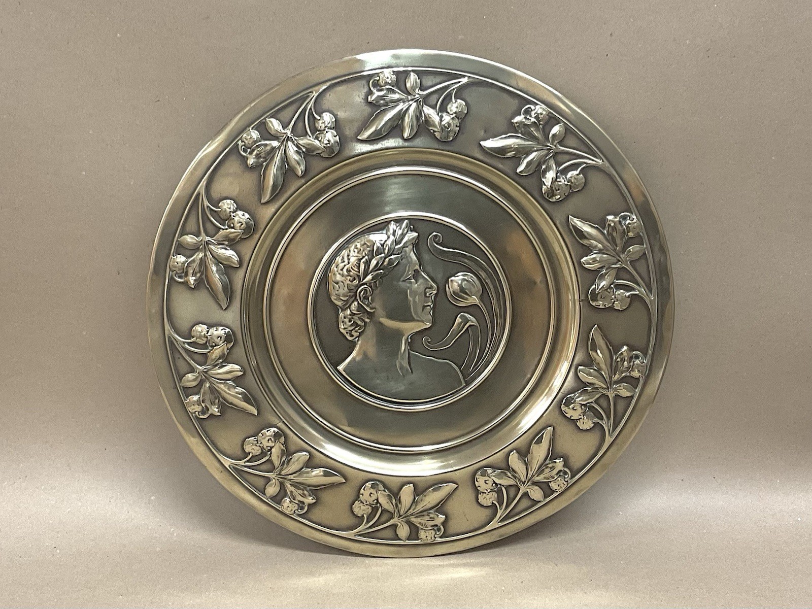 Cargador de latón Art Nouveau escena clásica 44 cm antiguo victoriano C1890