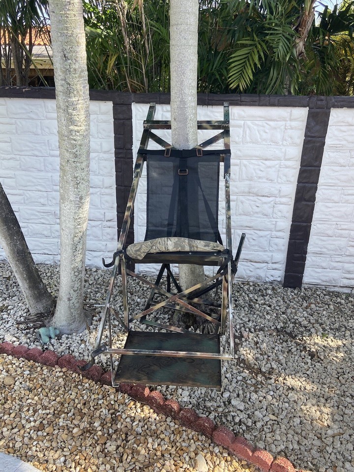 Tree Lounge Tree Stand (Early Model) With Archer Stand and Rifle Hooks