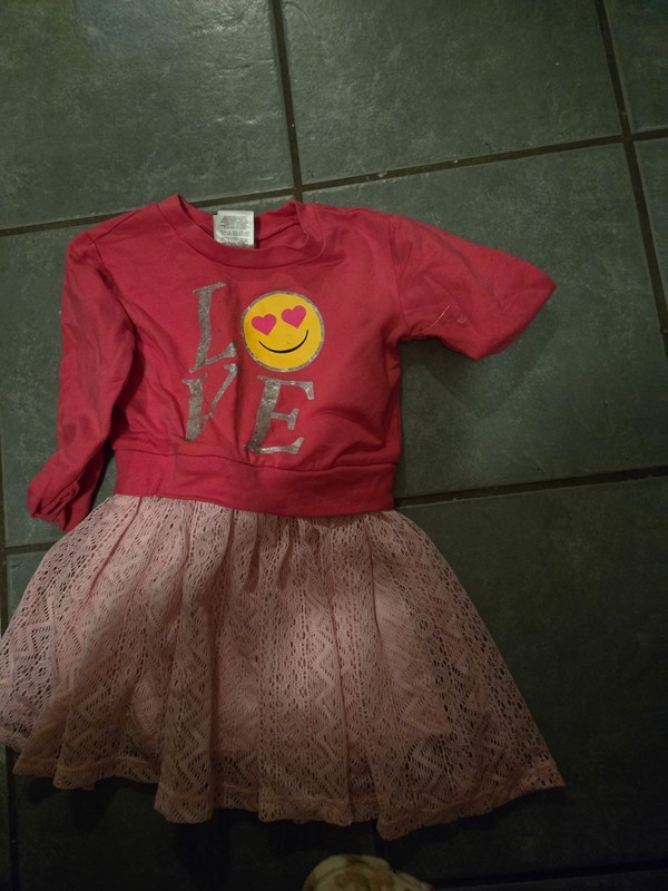 Girls 4/5 clothing lot 2 pieces CUTE.