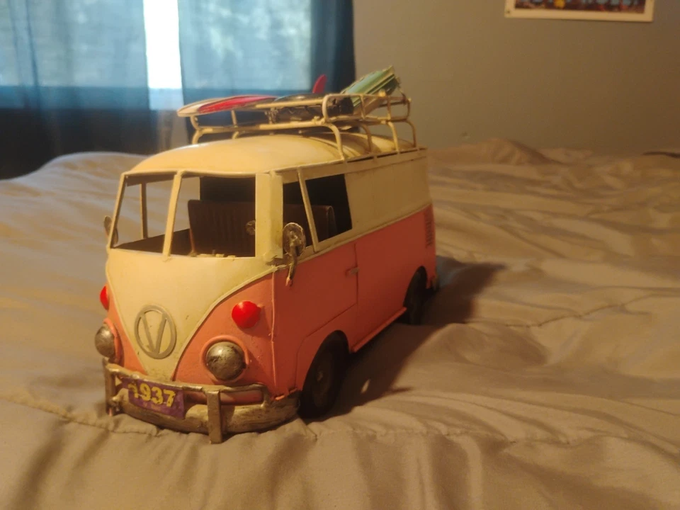 Autobús cámper VW vintage de hojalata de metal con tablas de surf Foto 3 de 4