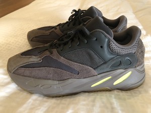 yeezy 700 mauve size 12