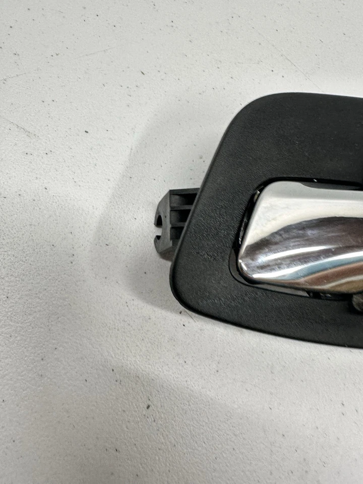 Cargador Dodge 2011-2023 interior trasero izquierdo manija de puerta interior OEM B24 Foto 3 de 4