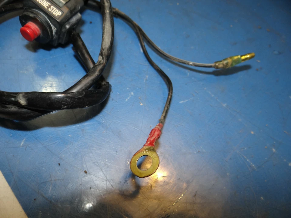 2004_KAWASAKI_KX85_04_KX-85_APAGADO DEL MOTOR_BOTÓN INTERRUPTOR DE APAGADO Foto 3 de 4