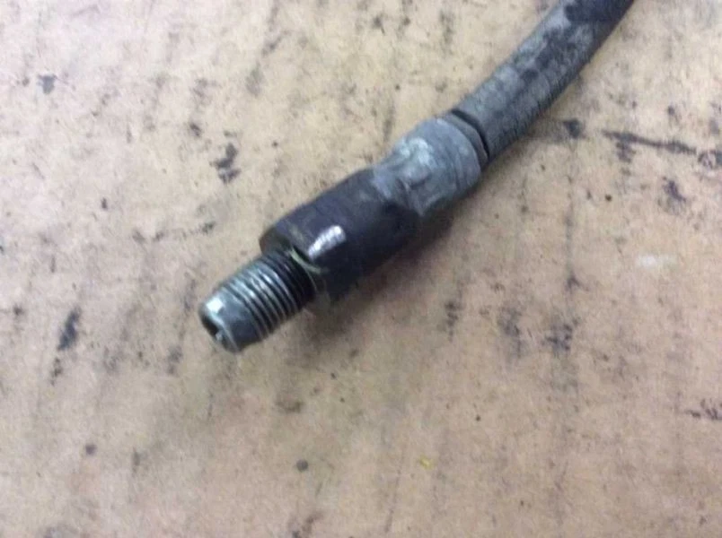 77 78 79 80 81 82 83 84 85 MERCEDES BENZ 300D 300CD 300TD MANGUERA FRENO TRASERO Foto 3 de 4