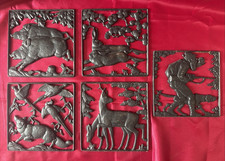 5 HIMMLISCHE KACHELN LAUCHHAMMER GUSSEISEN UM 1900 EISEN PLAKETTEN JAGD SZENE