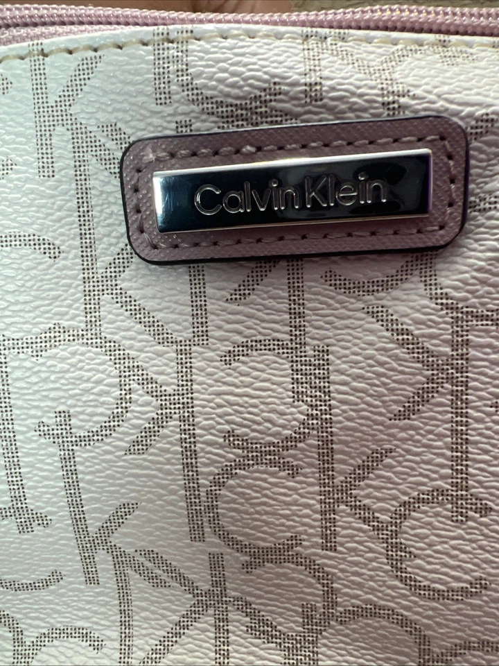 Bolsa de viagem cosmética Calvin Klein com zíper, rosa e bege - Imagem 4 de 4