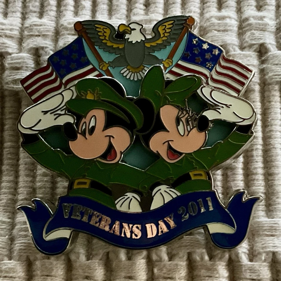 Disney Veteran’s Day Mickey And Minnie Jumbo 3D Pin - LE 2000 - Image 3 of 4
