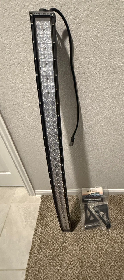 Barra de luz LED curva Cali Raised 52" com suportes e chicote de fios 2007-2021 Tundra - Imagem 2 de 4