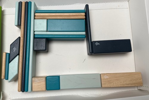 TEGU MAGNETIC WOODEN BLOCKS 24 PIECE SET CLASSICS BLUES WITH BOX AGRS 3-99 - Picture 2 of 2