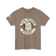 T-shirt unisex cotone pesante design aquila sommessa patriota sventolante bandiera dal 1776