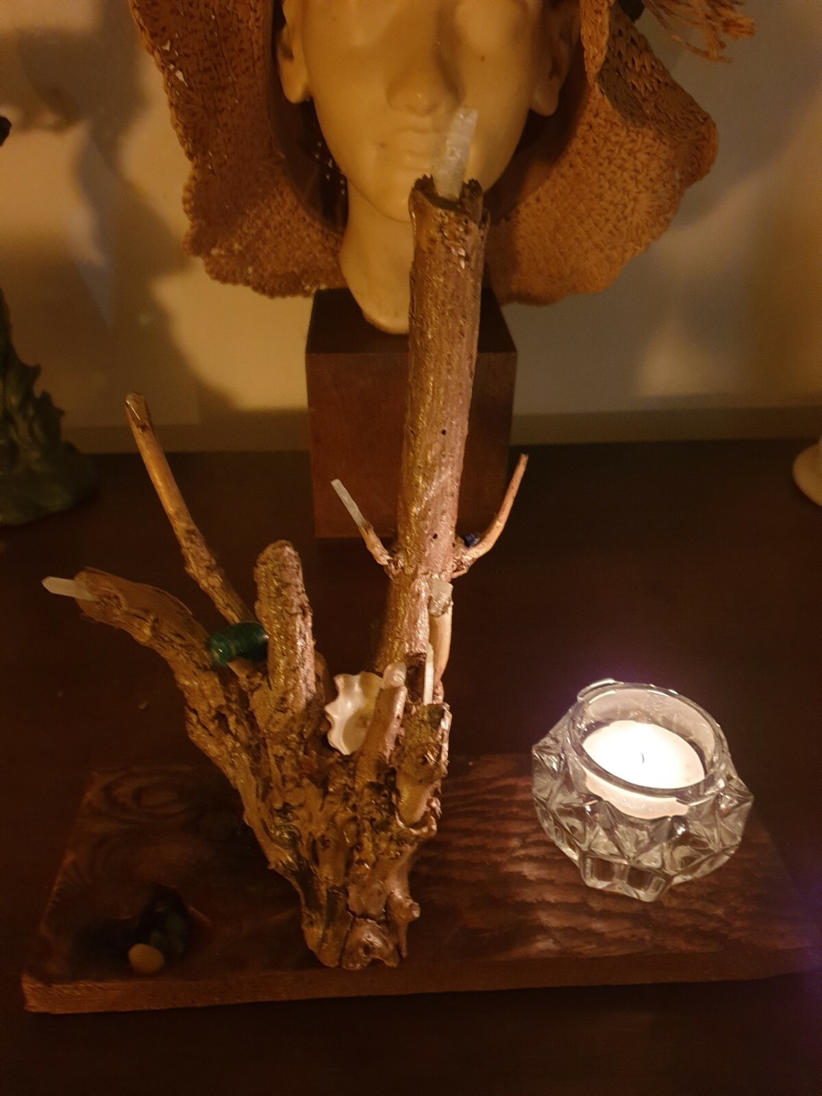 Rustikaler Tischkerzenhalter aus Ältestenbaumbrunch mit Quarz verziert.